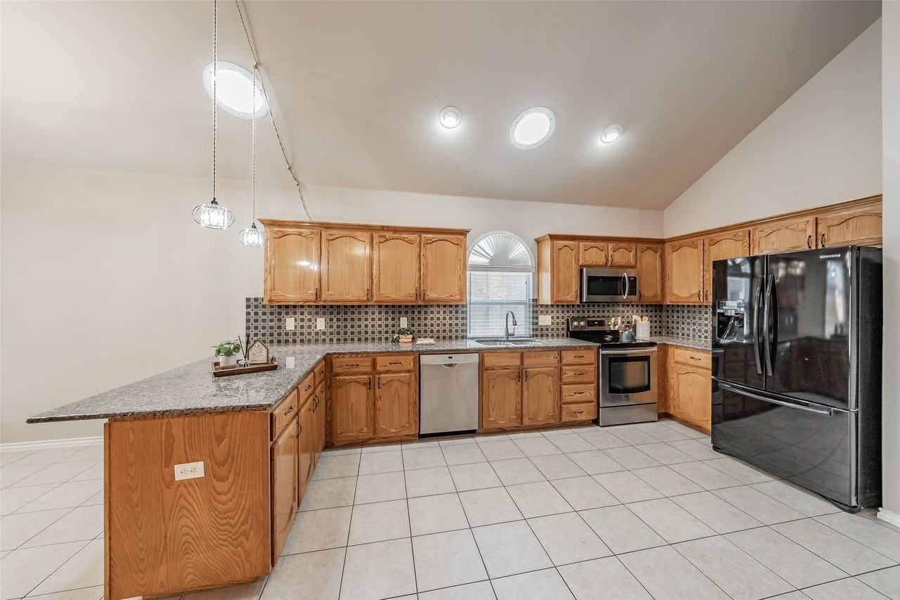 10501 Cloisters Dr - Photo 6 of 32
