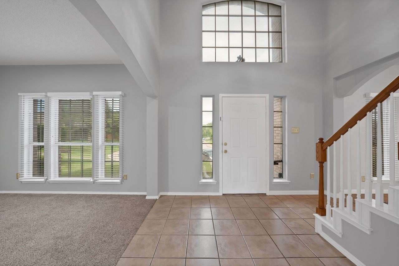 745 Woodridge Dr - Photo 3 of 39