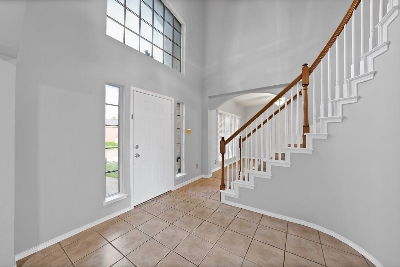 745 Woodridge Dr - Photo 4 of 39