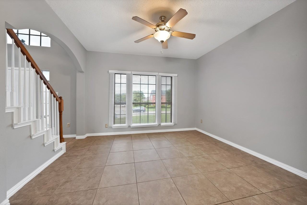 745 Woodridge Dr - Photo 5 of 39