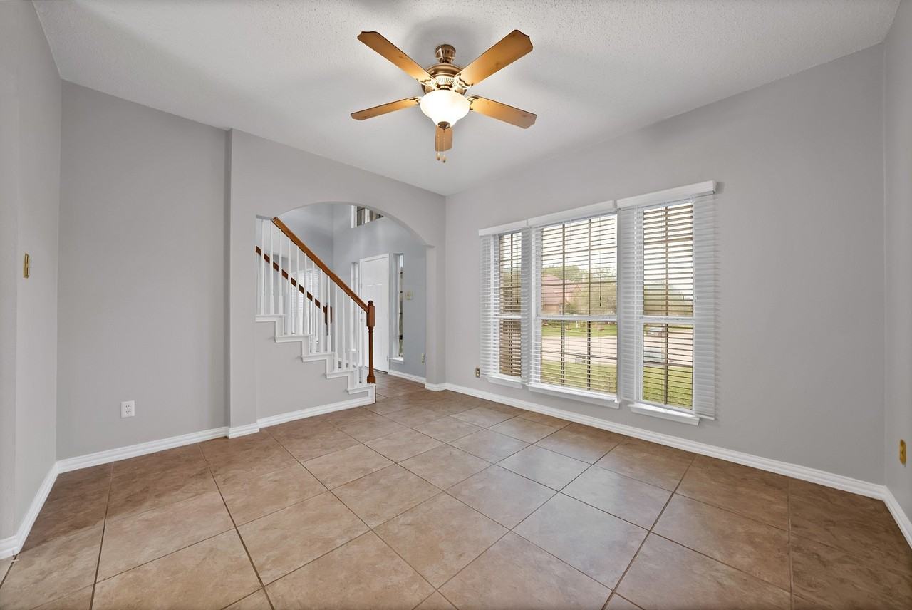 745 Woodridge Dr - Photo 6 of 39