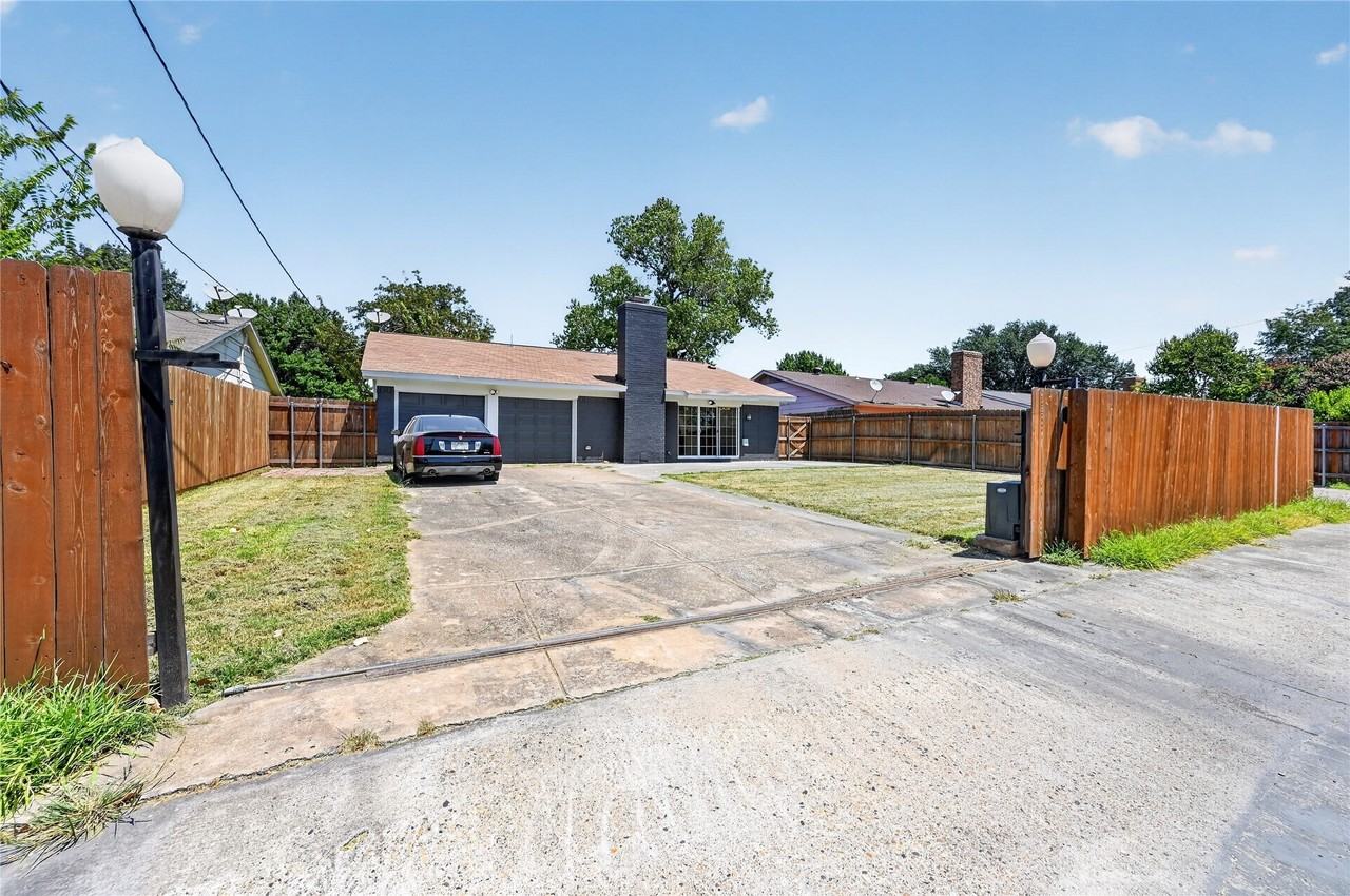 2760 Hollandale Ln - Photo 4 of 35