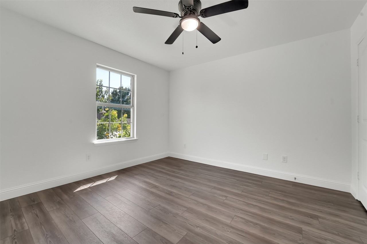 1810 Prairie View Dr - Photo 3 of 25