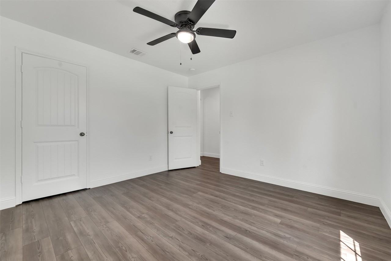 1810 Prairie View Dr - Photo 4 of 25