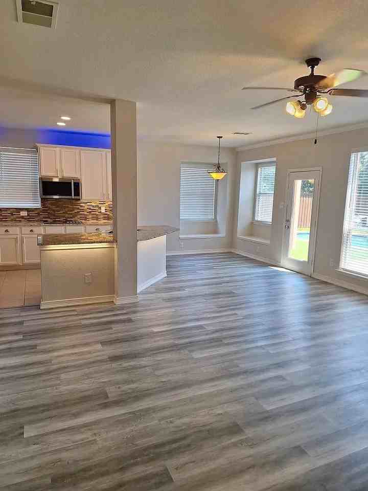 403 Colony Dr - Photo 6 of 14