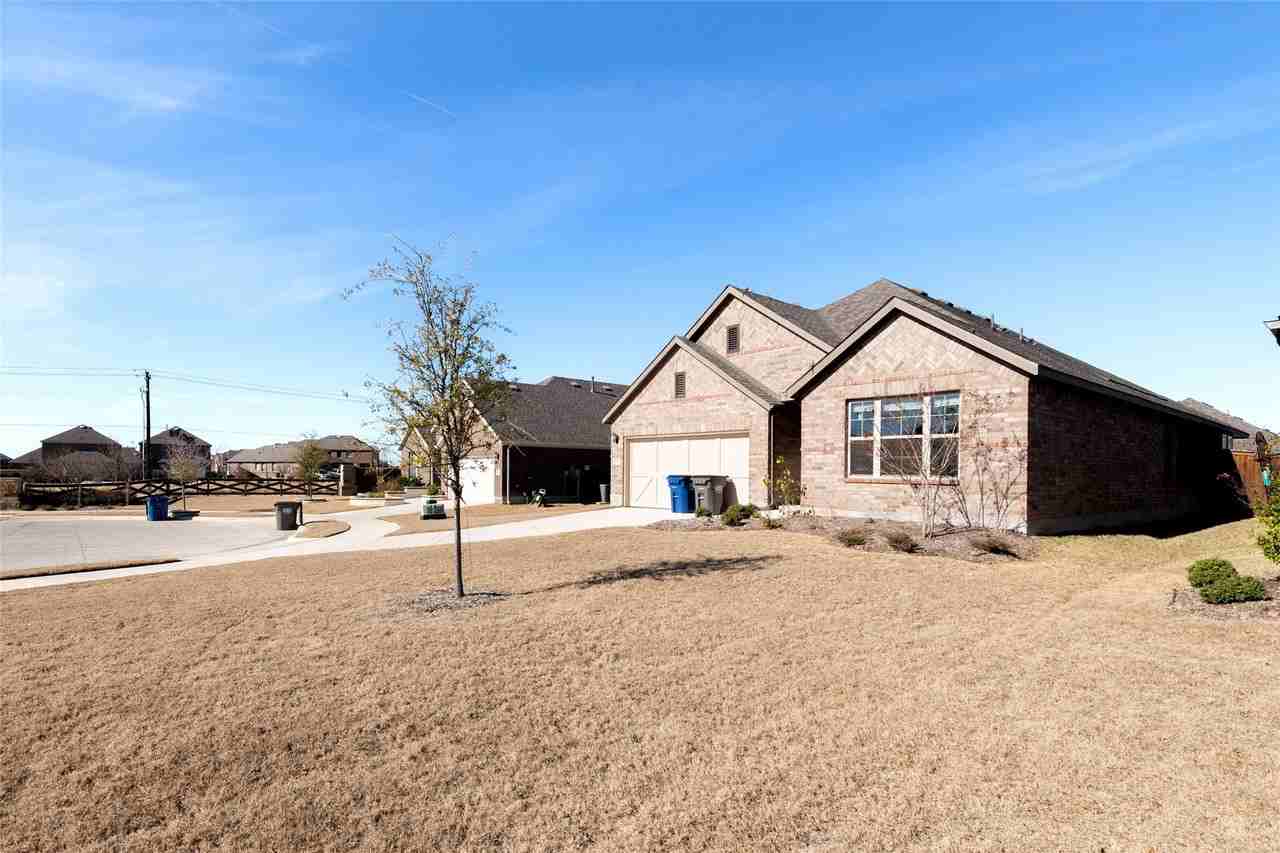 1421 Avalon Ct - Photo 2 of 25