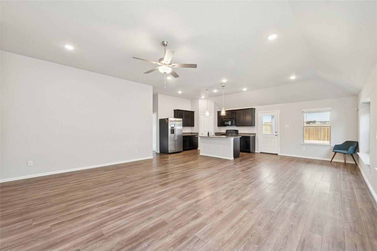 1421 Avalon Ct - Photo 4 of 25