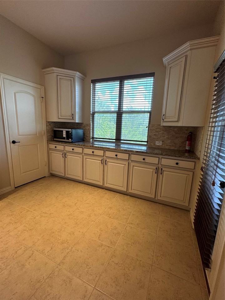 6464 Naples Dr - Photo 4 of 21