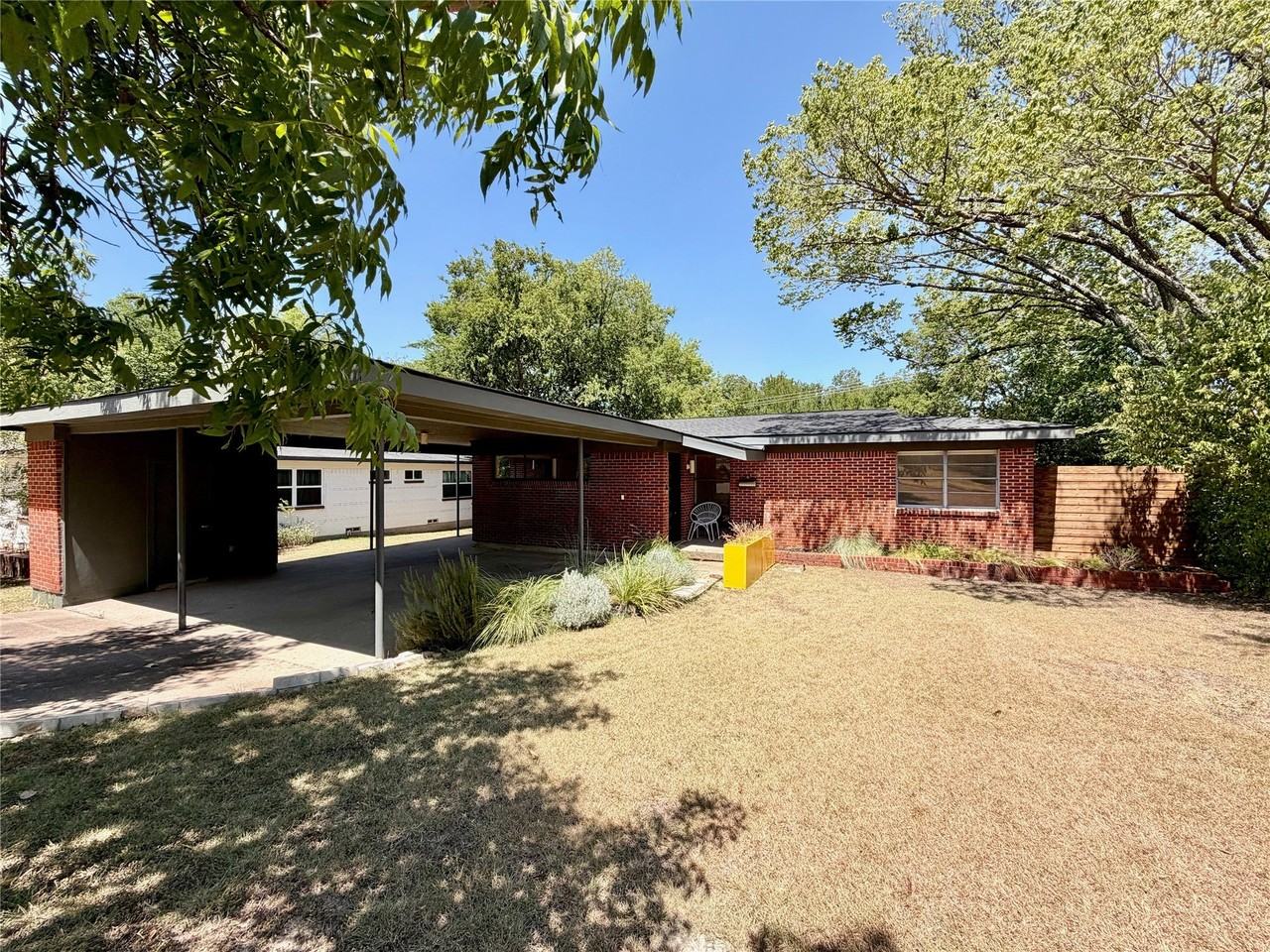 2223 Forest Oaks Dr - Photo 2 of 23