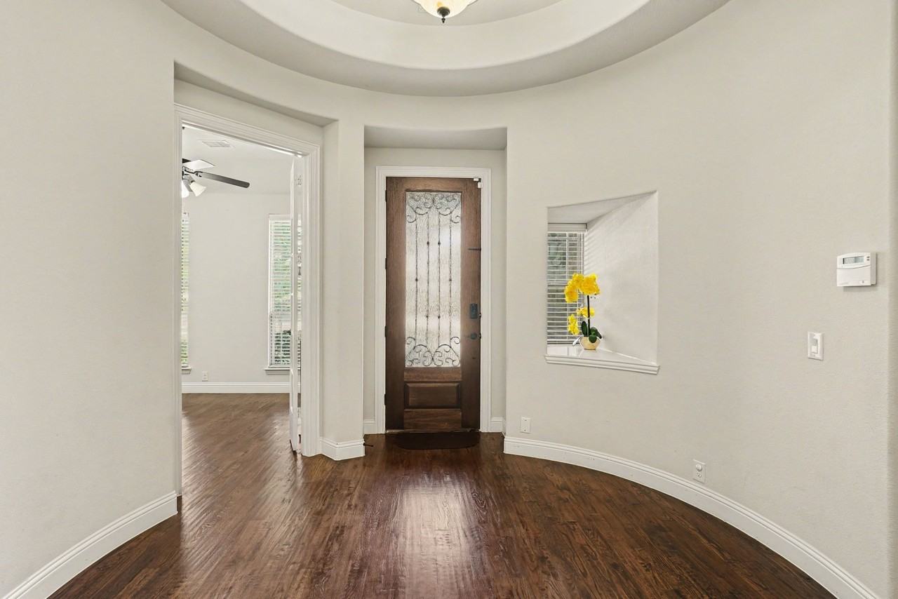 2412 Lynbridge Dr - Photo 3 of 36