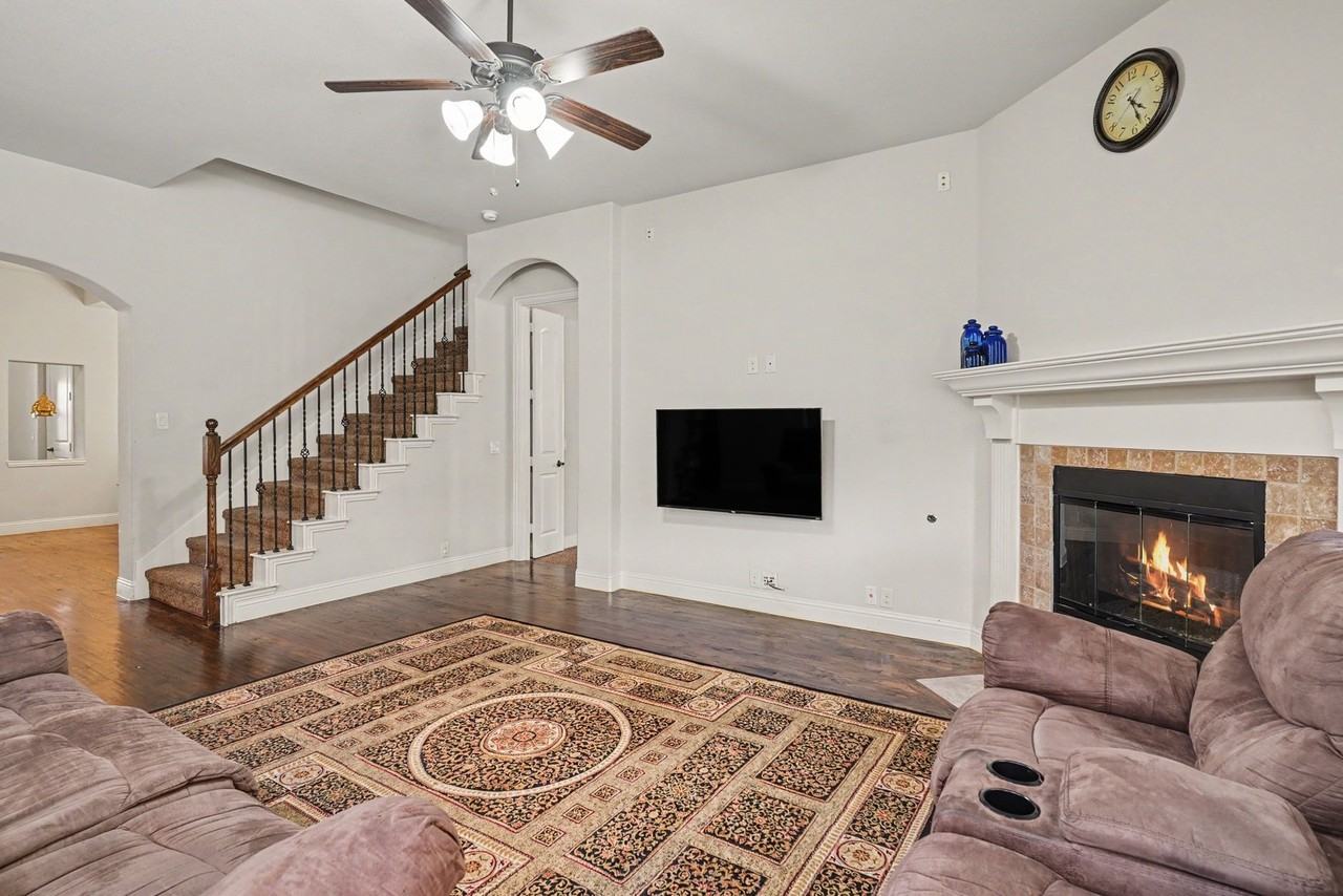 2412 Lynbridge Dr - Photo 4 of 36