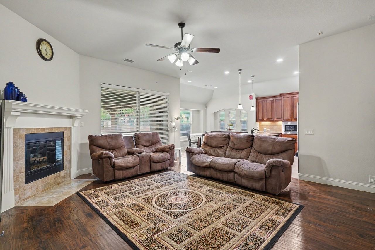 2412 Lynbridge Dr - Photo 6 of 36