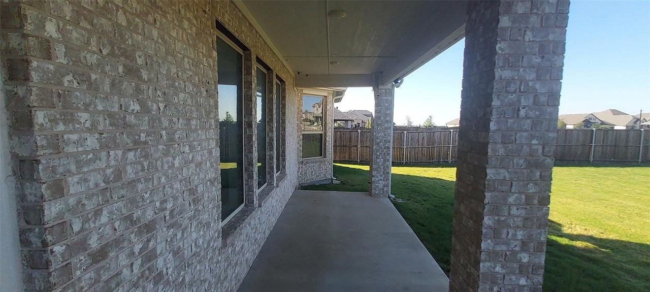 1905 Pecos Dr - Photo 4 of 40