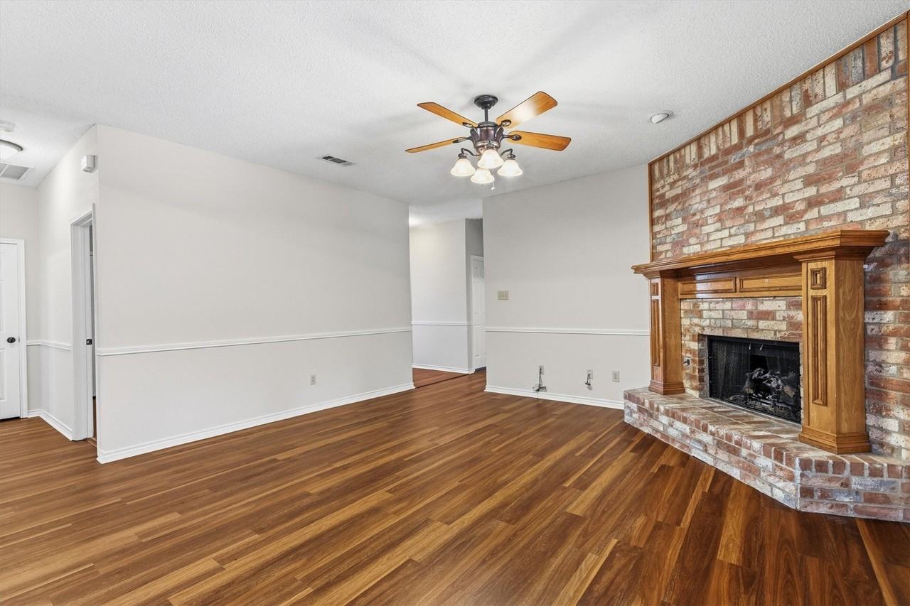 5106 Lee Hutson Ln - Photo 4 of 16