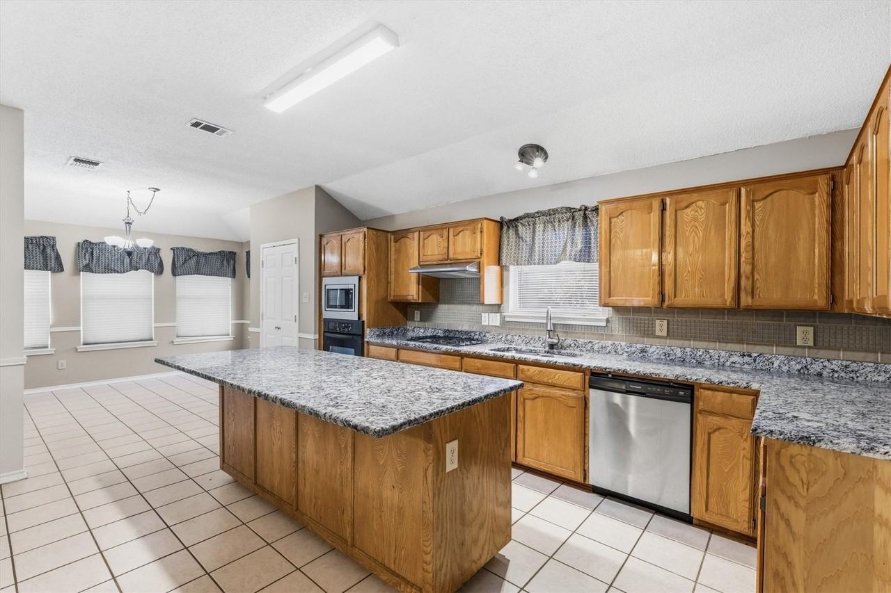 5106 Lee Hutson Ln - Photo 5 of 16
