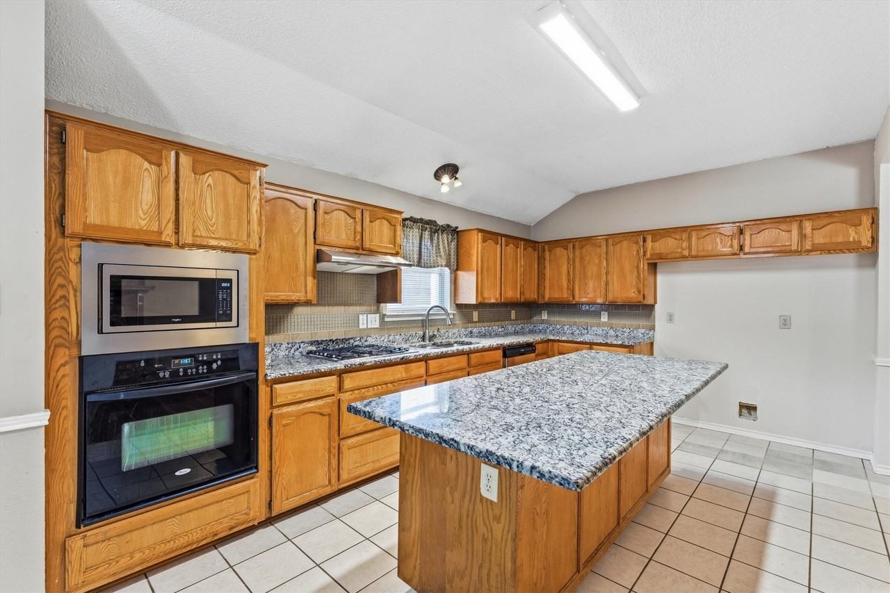 5106 Lee Hutson Ln - Photo 6 of 16