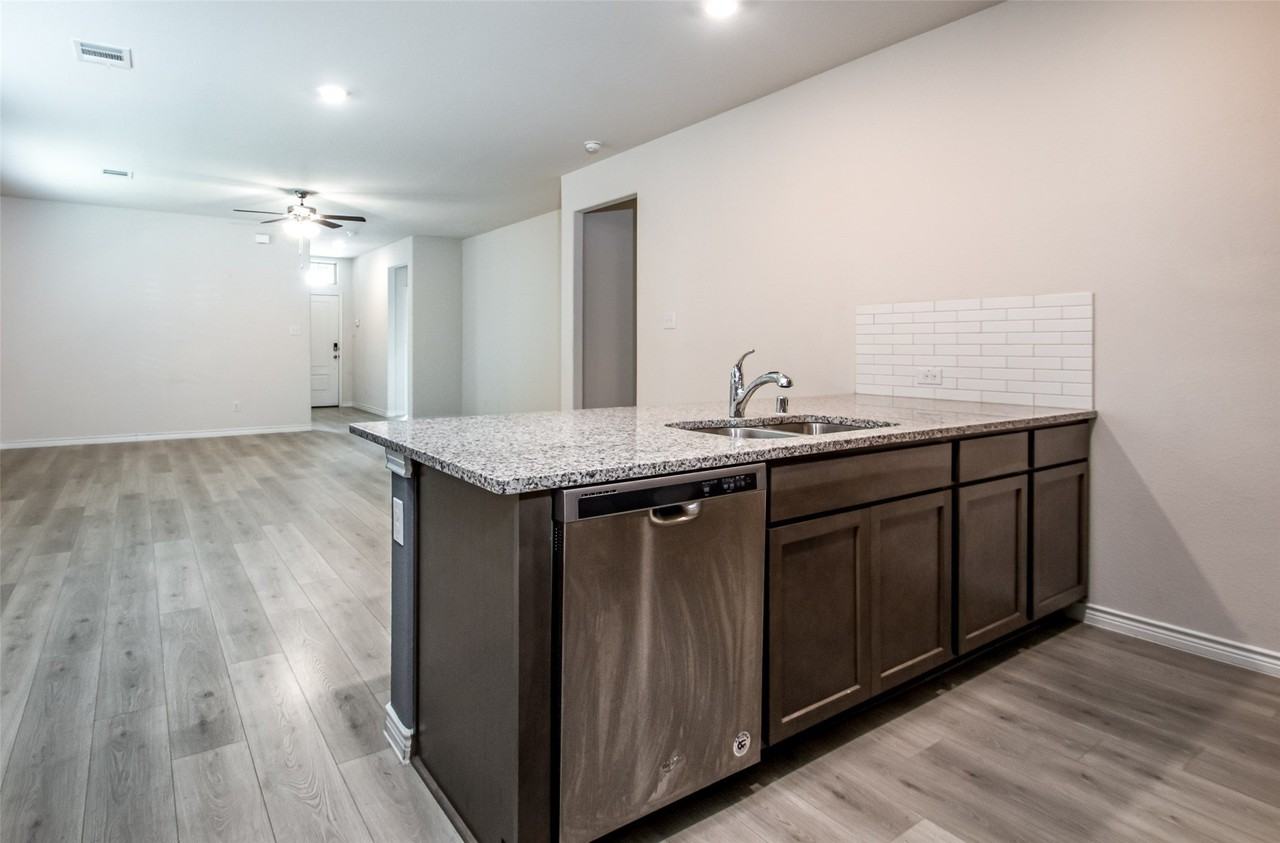 2721 Franklin Dr - Photo 4 of 23