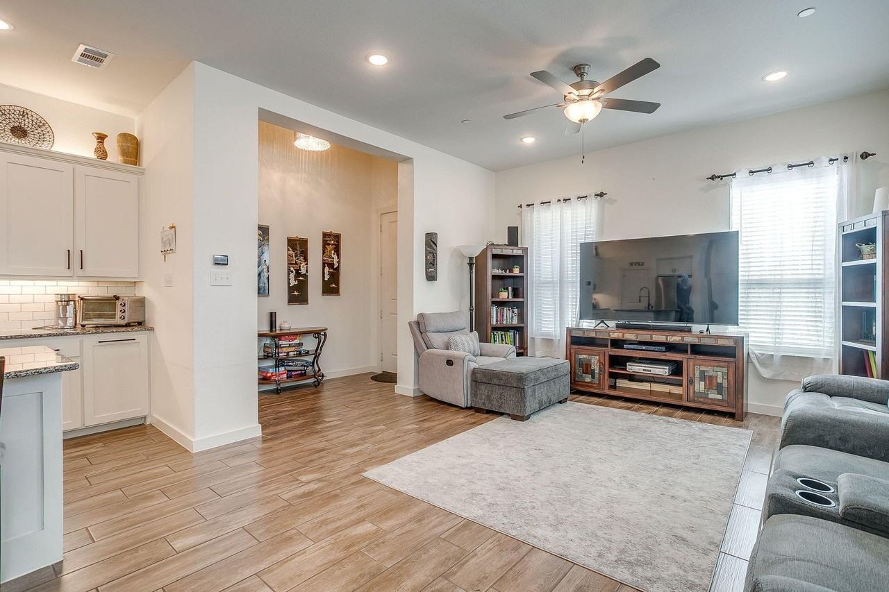6449 Iron Horse Blvd - Photo 5 of 17
