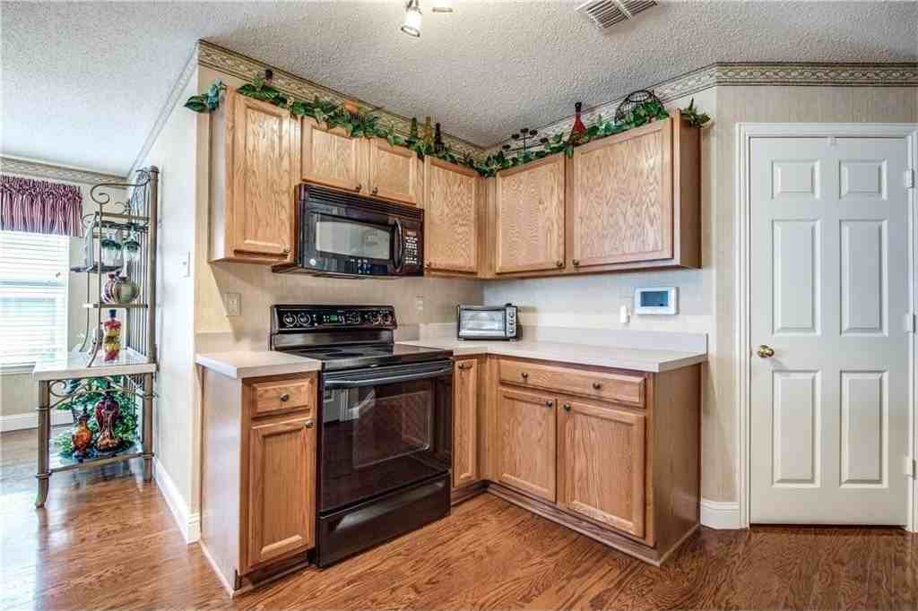5116 Boxwood Ln - Photo 3 of 15