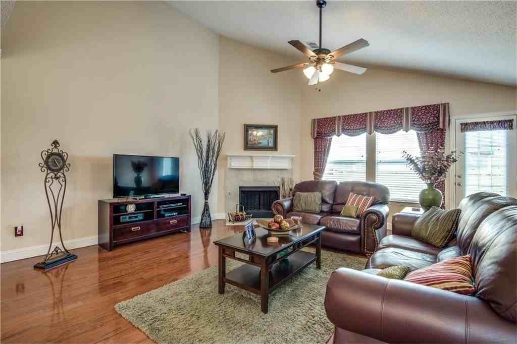 5116 Boxwood Ln - Photo 6 of 15