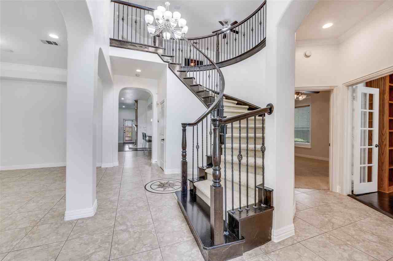 2043 Loma Alta Dr - Photo 2 of 23