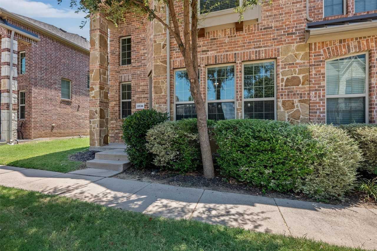 2536 Sarah Ln - Photo 2 of 29