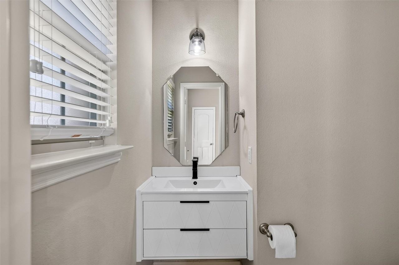 2536 Sarah Ln - Photo 5 of 29