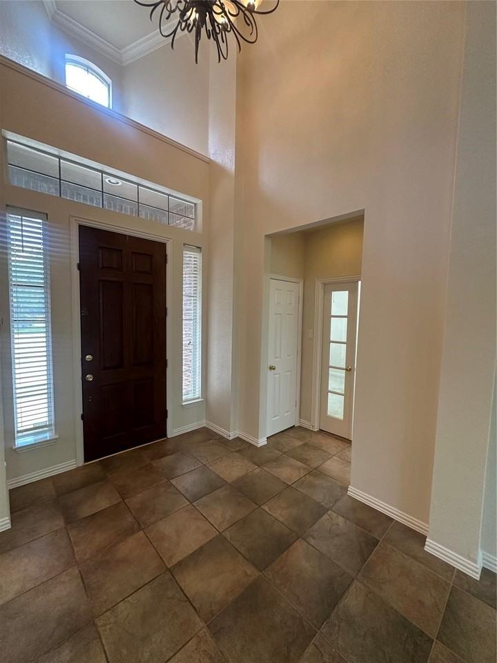 715 Wheaton Ct - Photo 4 of 19