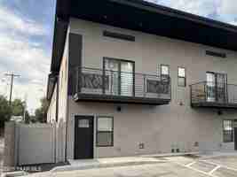 featured image of 720 N Walnut St #01