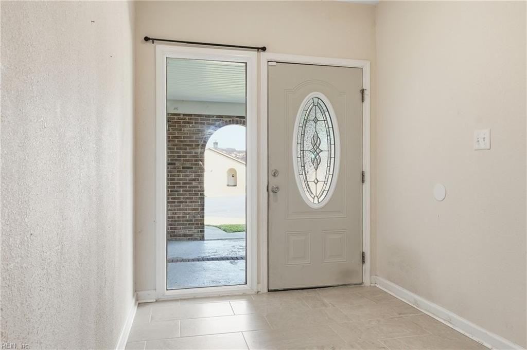 1268 Geranium Cres - Photo 3 of 25