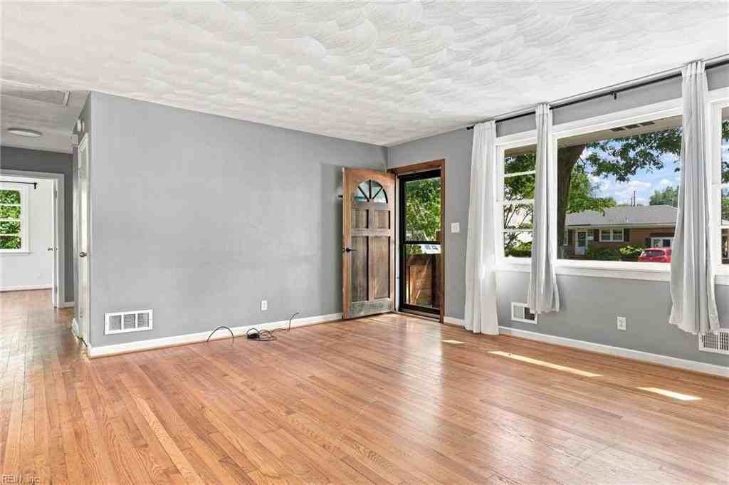 1208 Pineview Ave - Photo 2 of 20