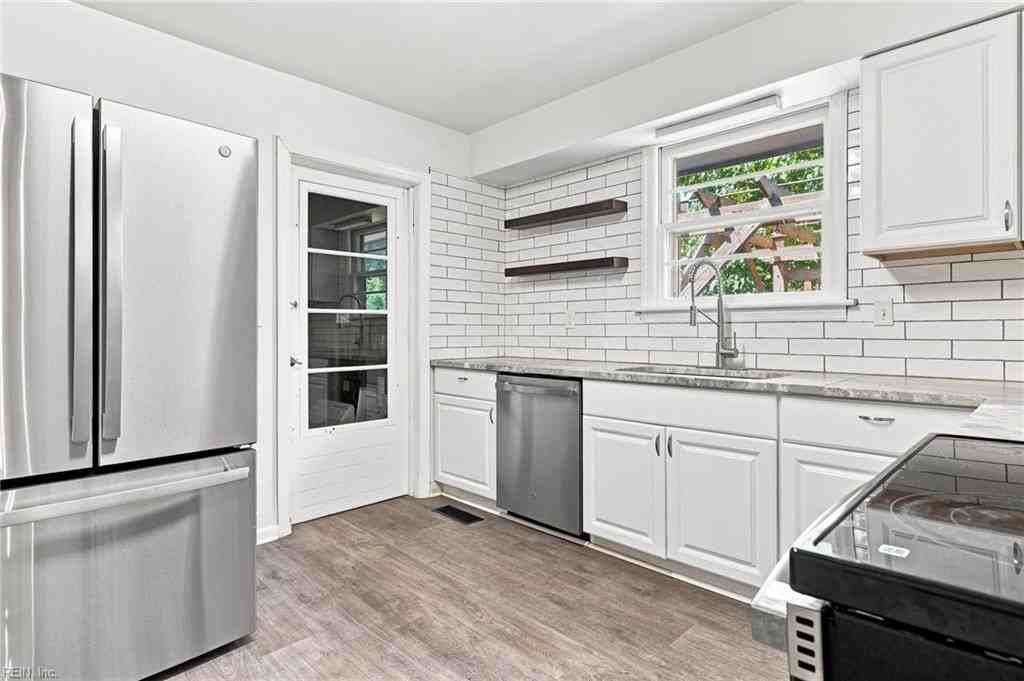 1208 Pineview Ave - Photo 4 of 20