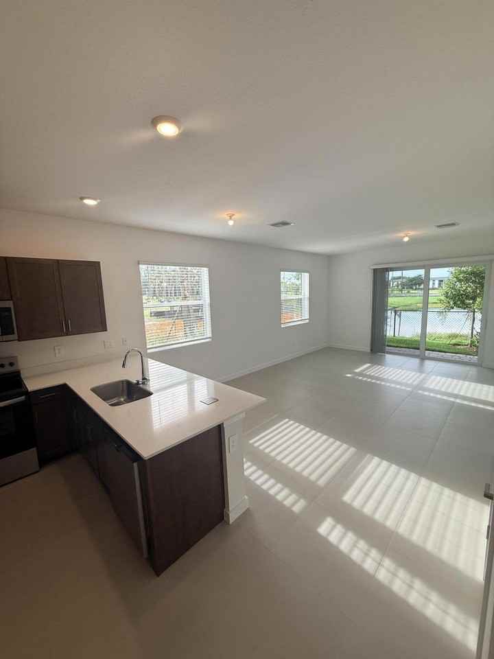 147 Lakeside Landings Dr - Photo 4 of 38