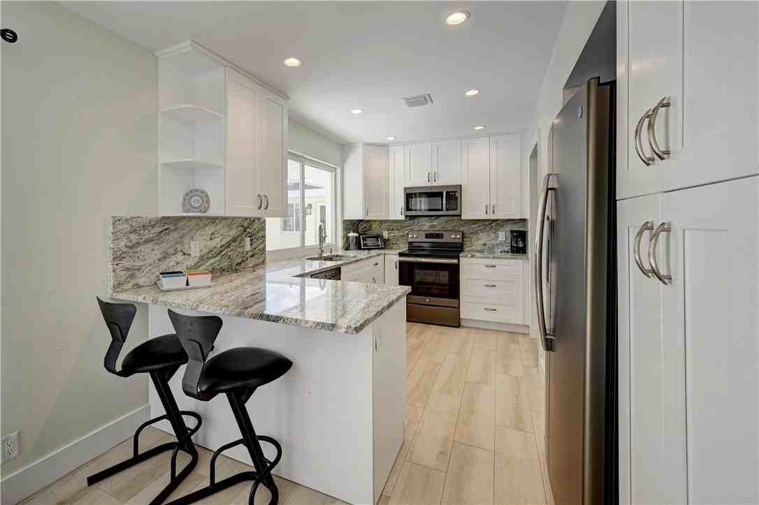 840 Sw 7th St - Photo 4 of 33