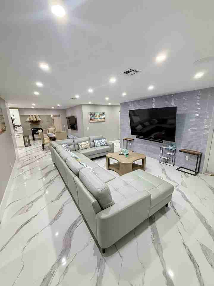 631 Nw 39th St - Photo 4 of 13