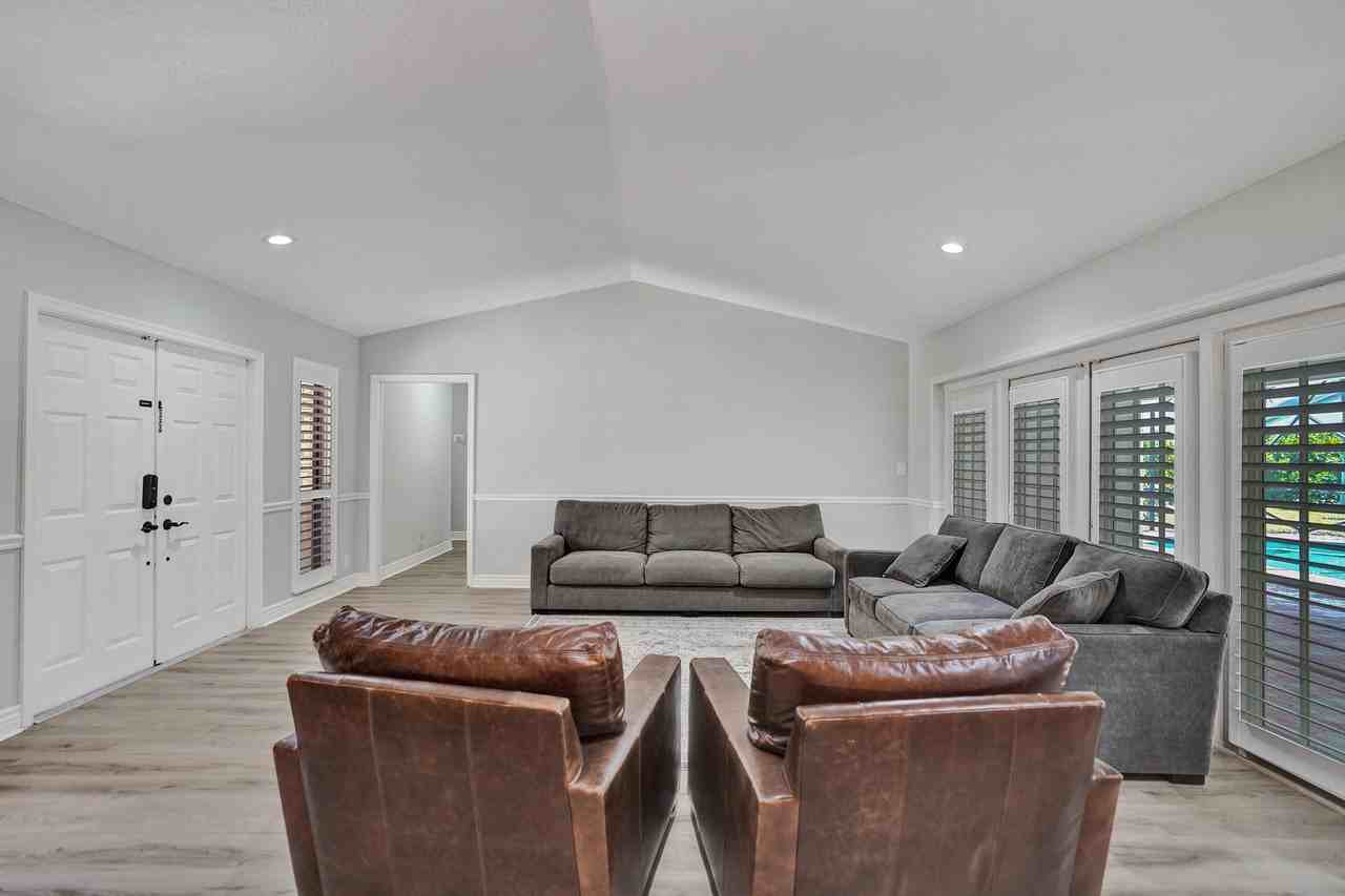 2281 Nw 36th St - Photo 5 of 31