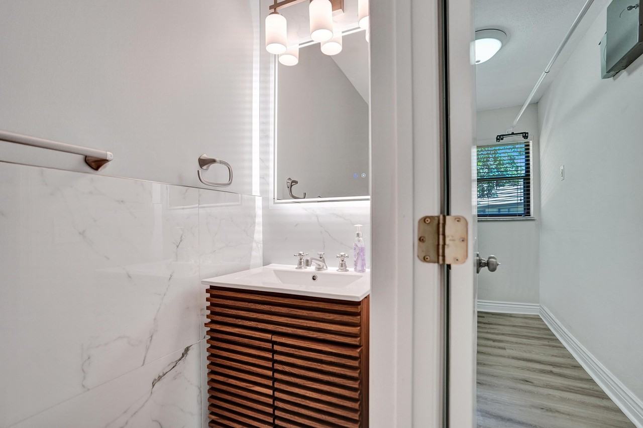 2281 Nw 36th St - Photo 6 of 31