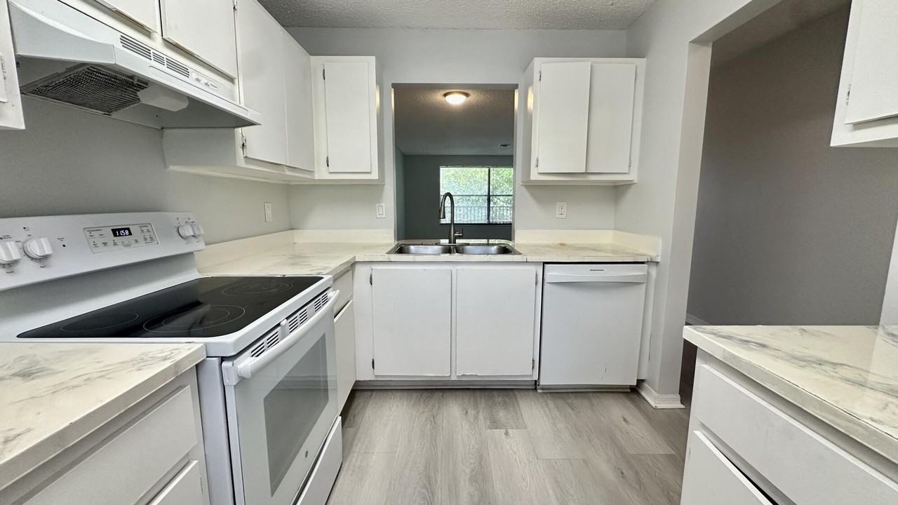 11464 Nw 39th St #11464 - Photo 2 of 12