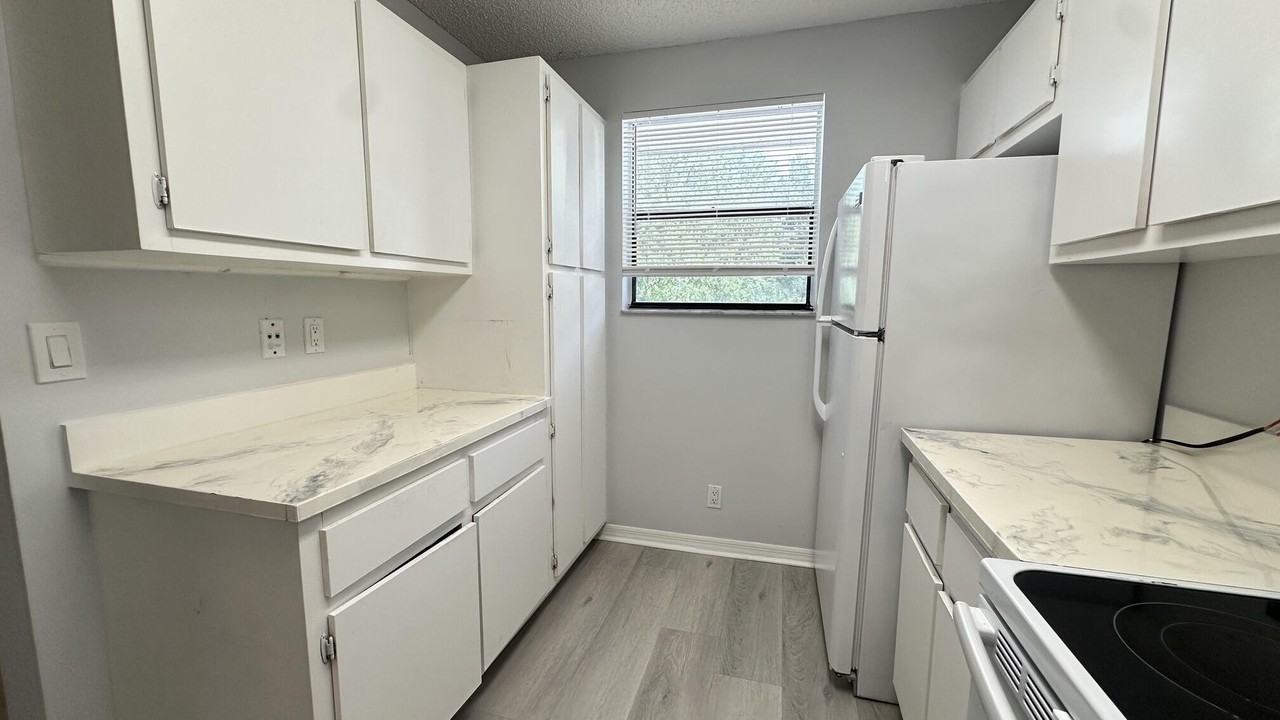 11464 Nw 39th St #11464 - Photo 3 of 12