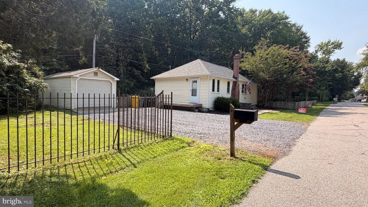 229 Maryland Ave - Photo 2 of 33
