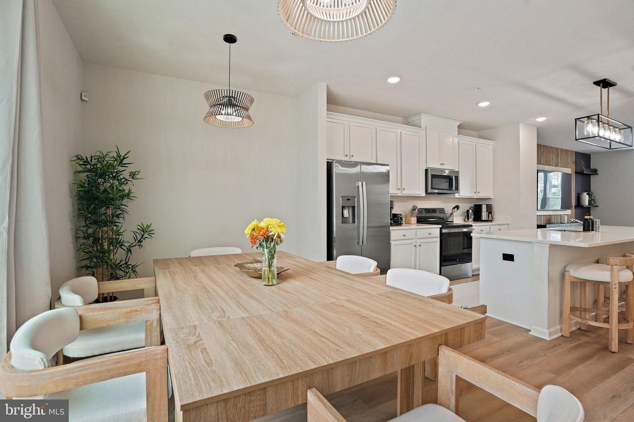 3443 Carnaby St - Photo 5 of 23