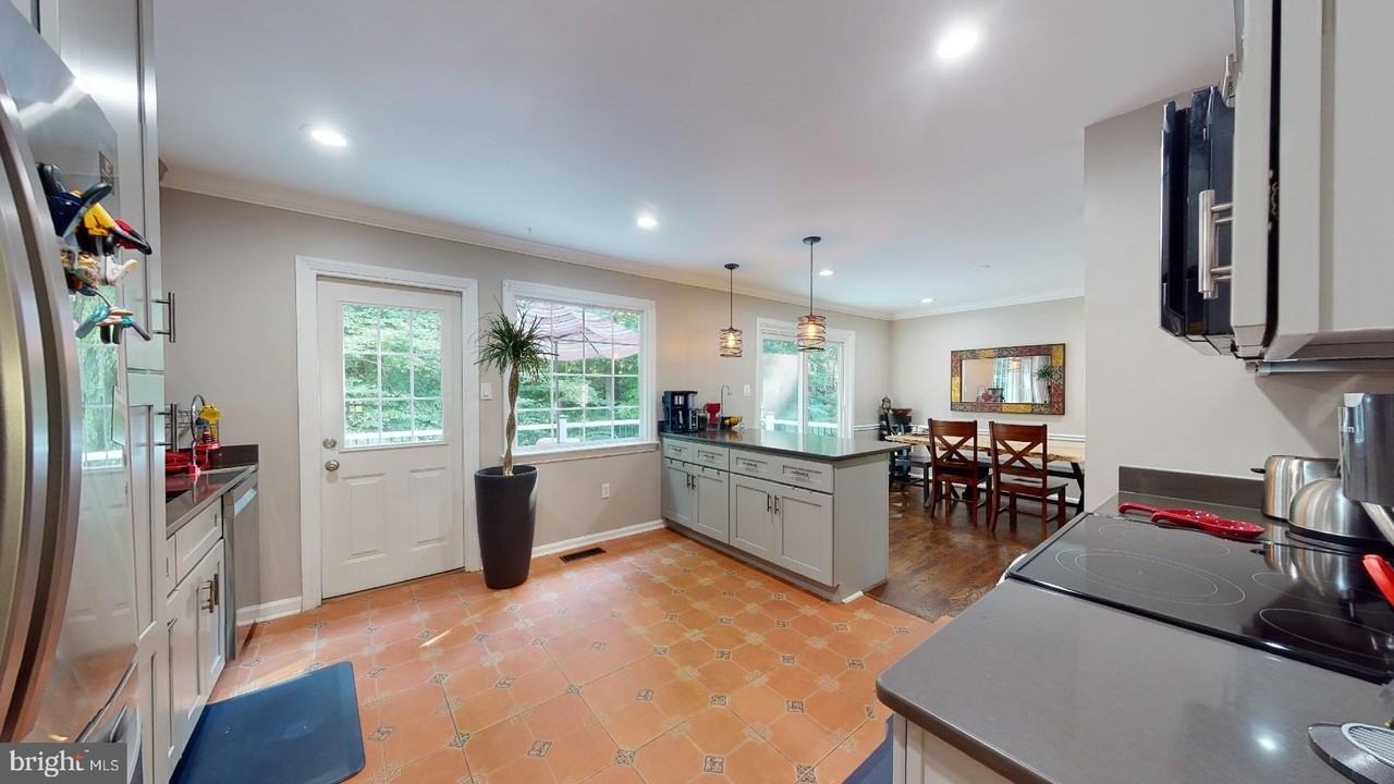 7628 Chancellor Way - Photo 7 of 30