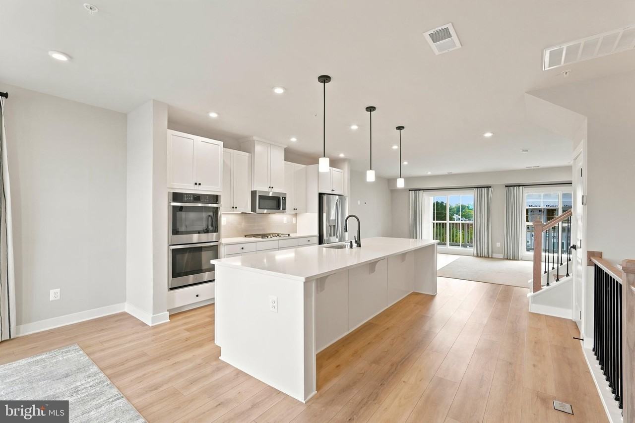 8046 Williamson Blvd - Photo 2 of 50