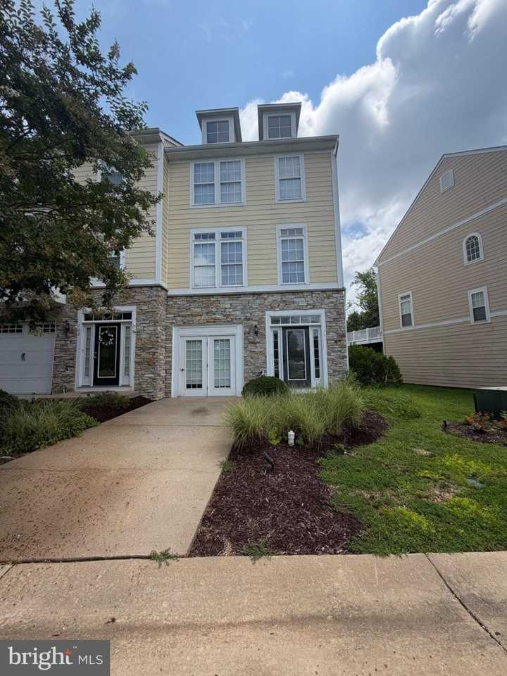 701 Monroe Point Dr - Photo 2 of 34