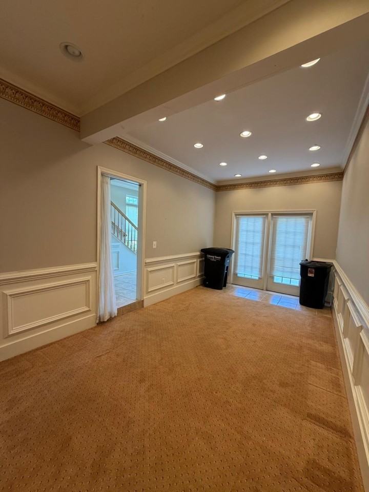 701 Monroe Point Dr - Photo 5 of 34
