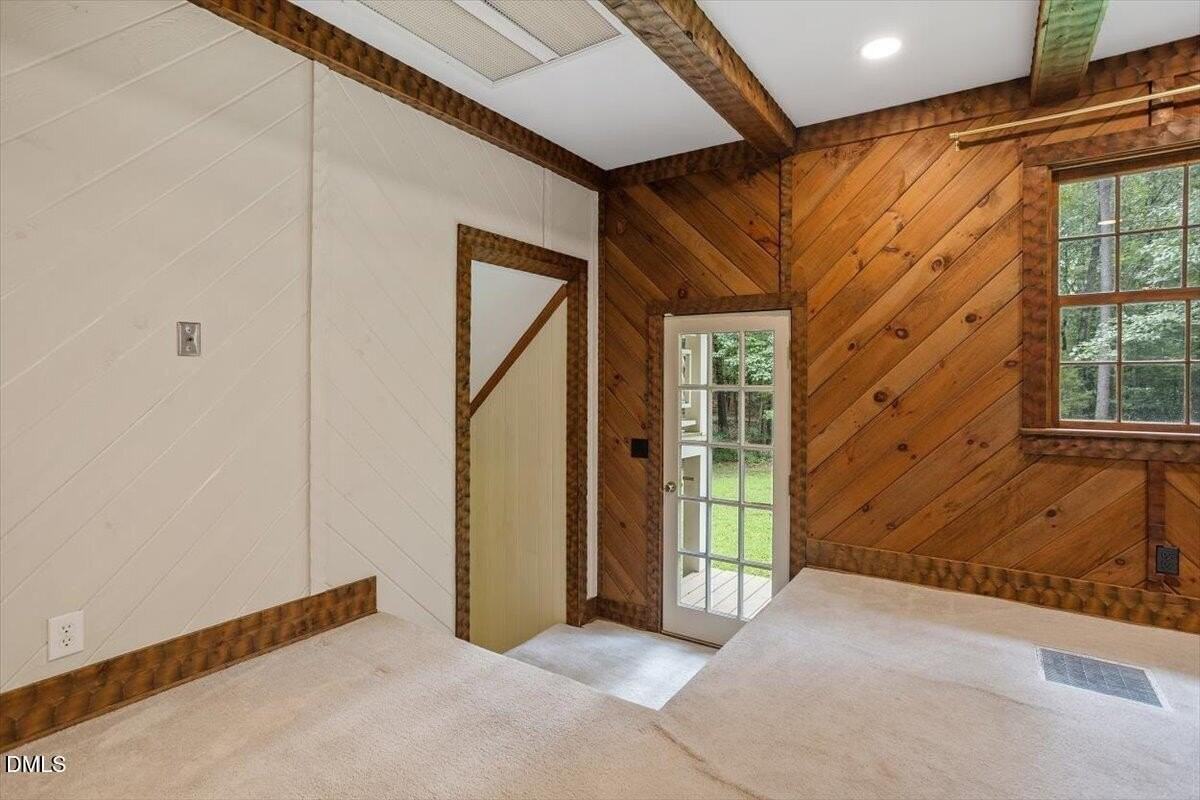 1068 Mc Wilder Rd - Photo 7 of 35