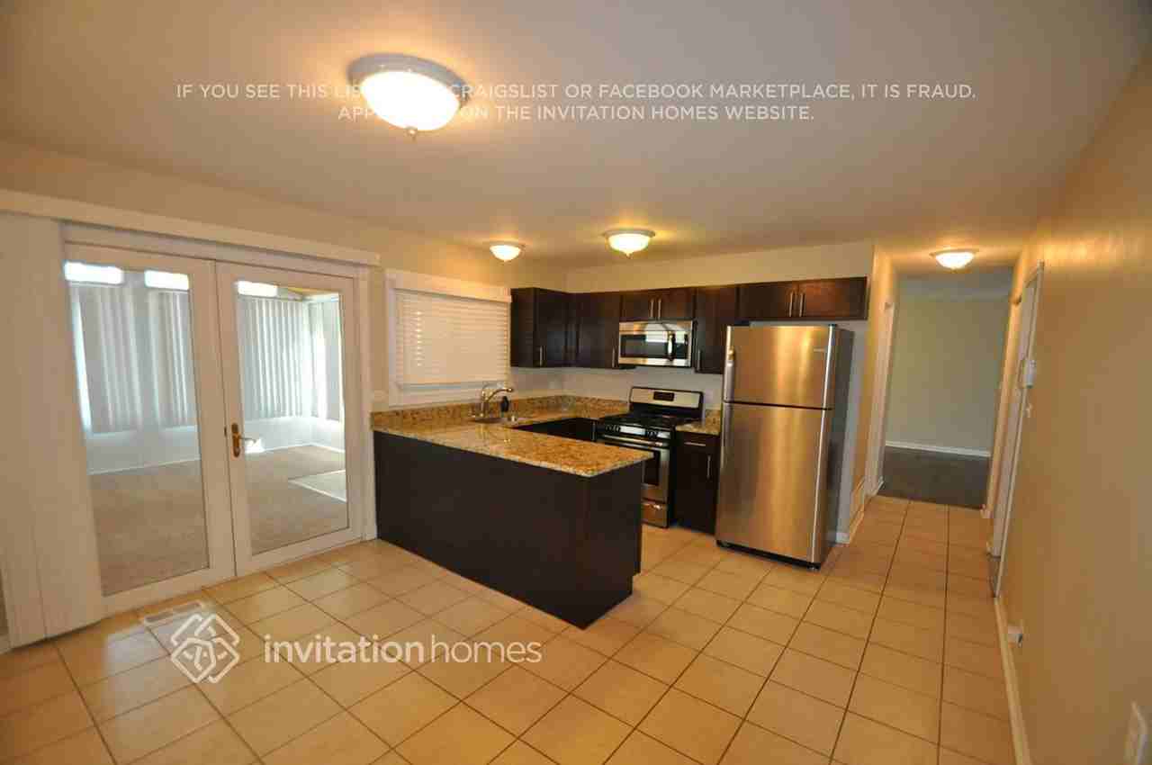9224 162nd St - Photo 4 of 10