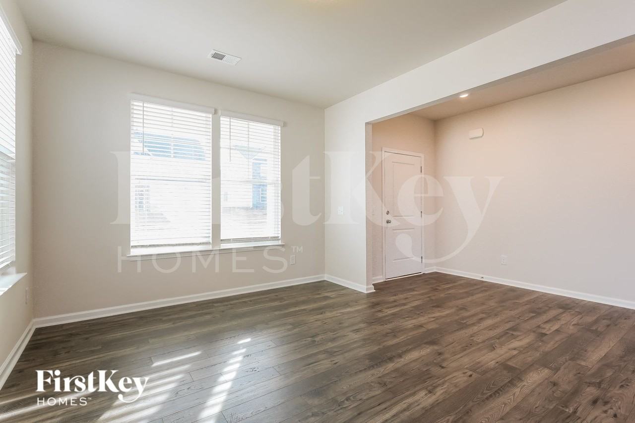 557 Hillpark Ln - Photo 3 of 15