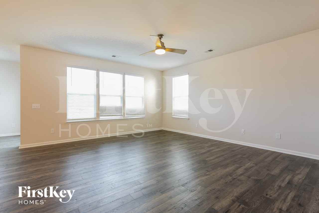 557 Hillpark Ln - Photo 4 of 15