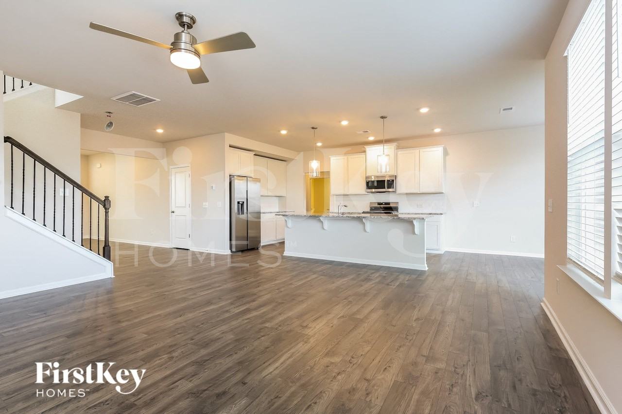 557 Hillpark Ln - Photo 5 of 15